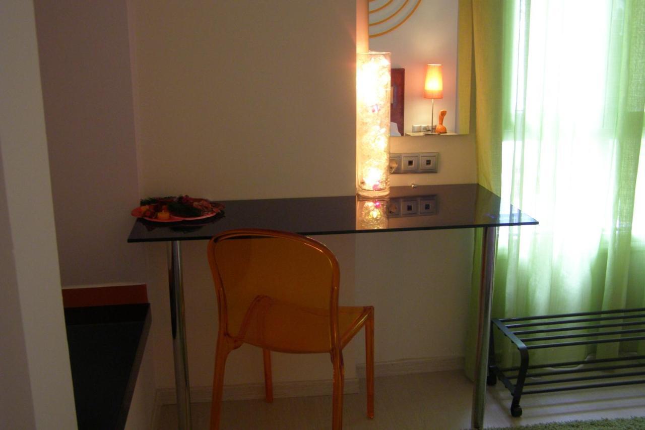 Room "Frog" In A Neoclasical House 卡斯托里亚 外观 照片